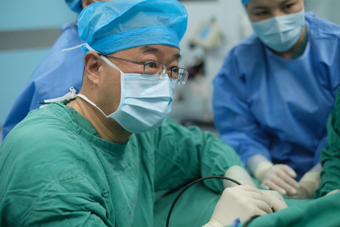 恒生医院甲乳外科主任、微创介入科主任汤长江2毫米针孔微创消融打消病患“恐惧”